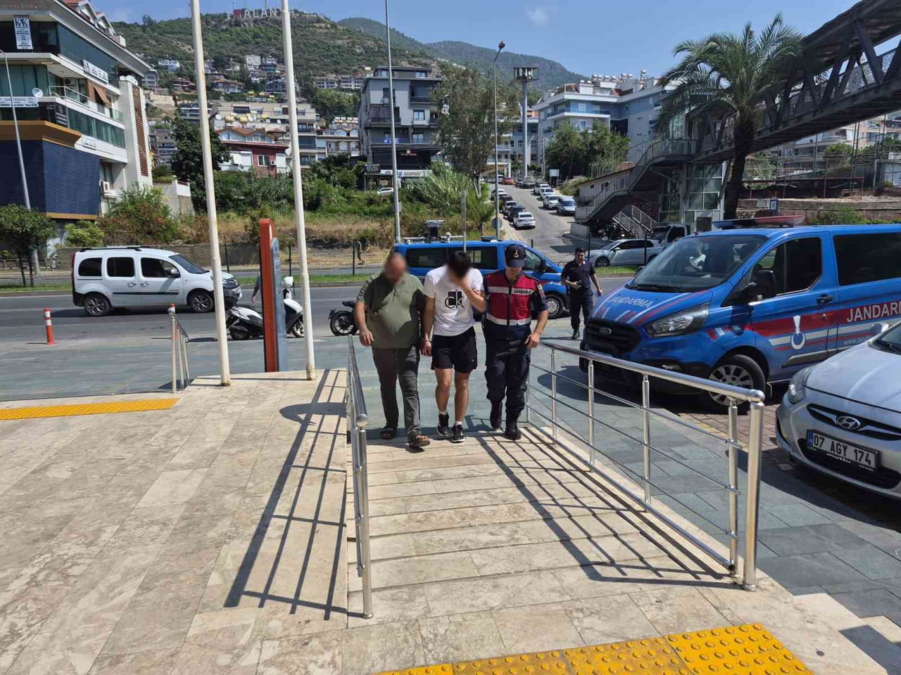 ALANYA’DA JANDARMA EKİPLERİNİN UYUŞTURUCU TİCARETİNE YÖNELİK DÜZENLEDİĞİ OPERASYONDA 700 GRAM...