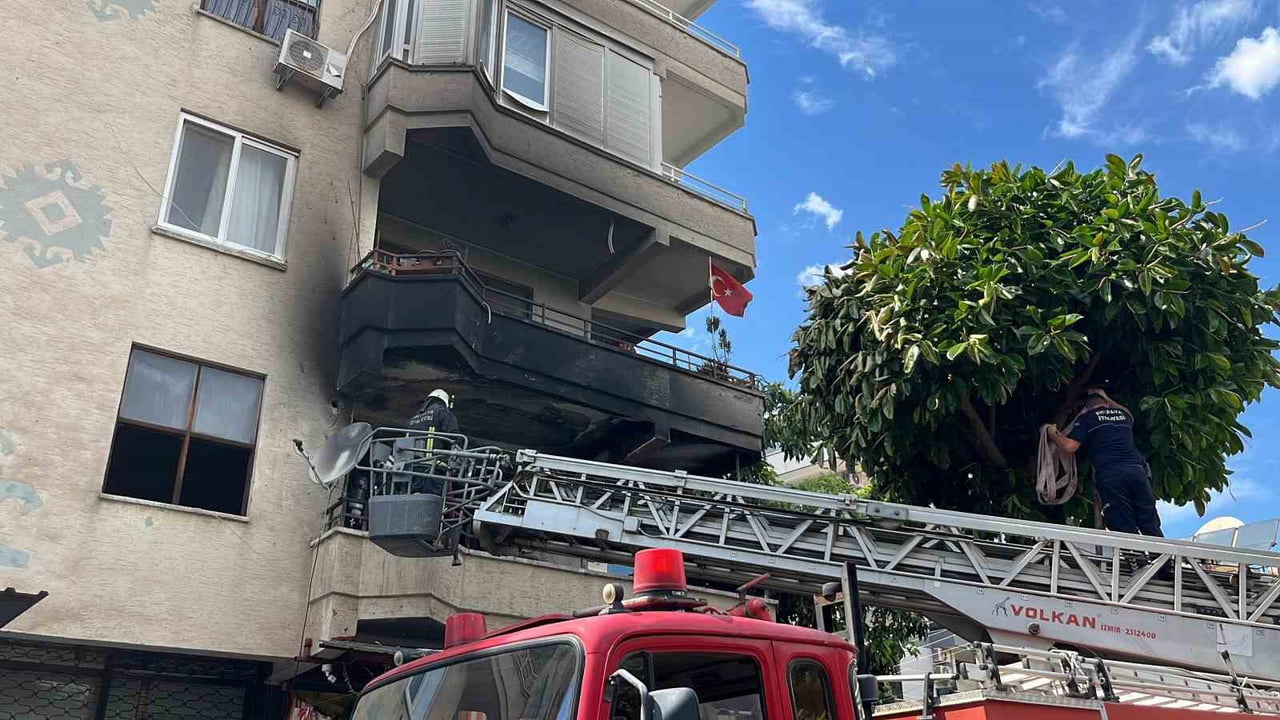 ALANYA İLÇESİNDE 4 KATLI APARTMANIN BİRİNCİ KATINDAKİ DAİREDE YANGIN ÇIKTI