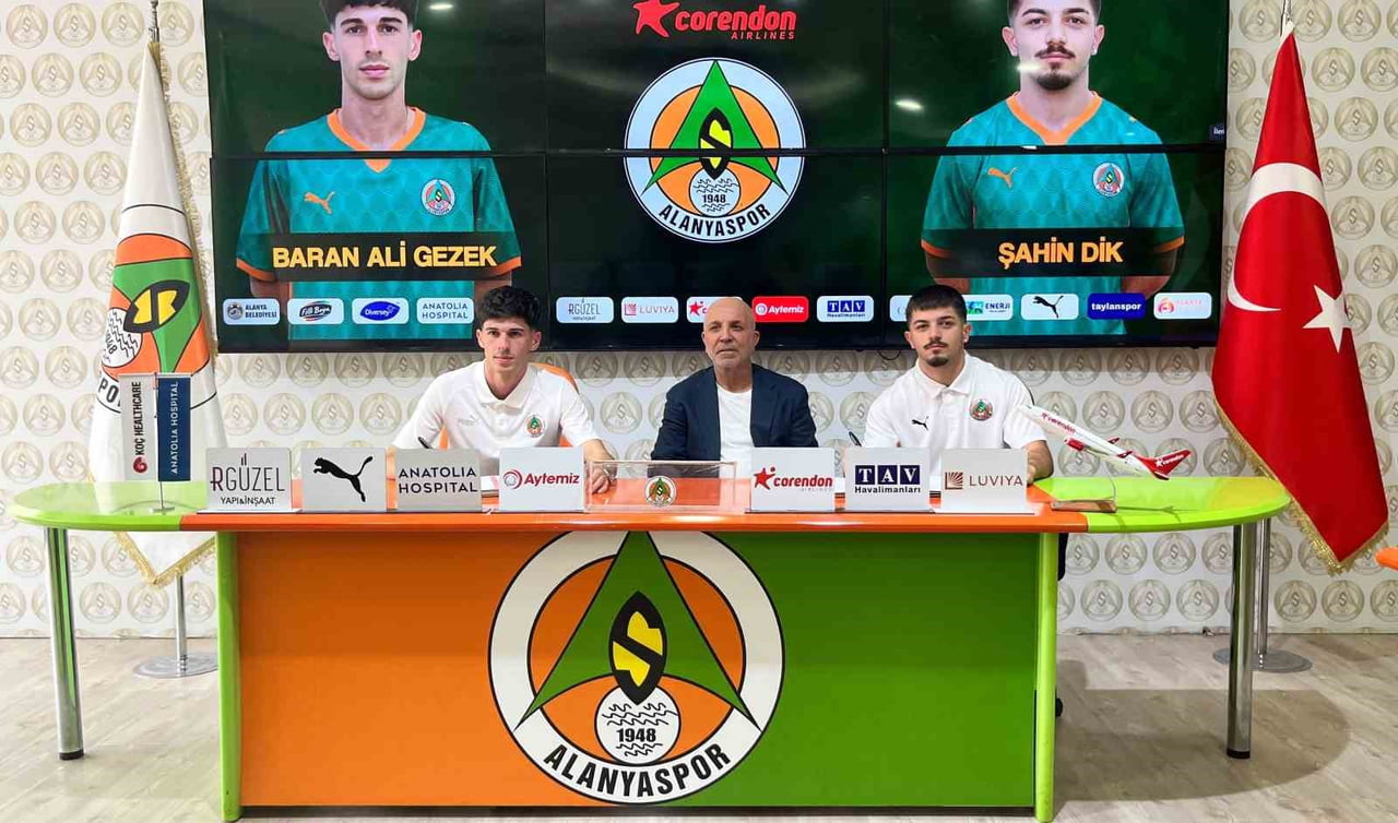 ALANYASPOR CENGİZ AYDOĞAN TESİSLERİ'NDE İKİ FUTBOLCU İÇİN İMZA TÖRENİ DÜZENLENDİ
