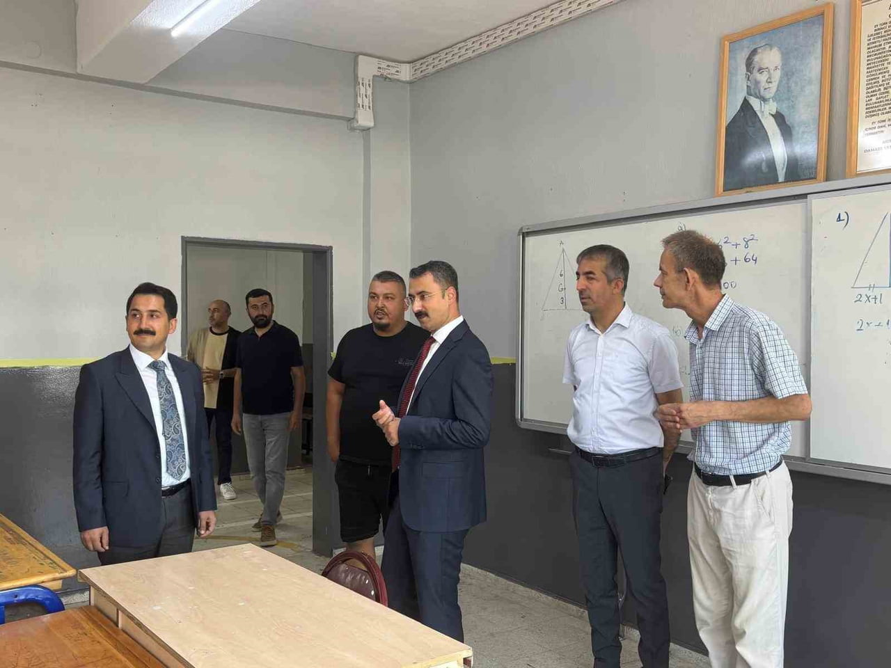 ALAŞEHİR’DE DENETİMLİ SERBESTLİK YÜKÜMLÜLERİ, YENİ EĞİTİM DÖNEMİ ÖNCESİ OKULLARIN BAKIM, ONARIM...