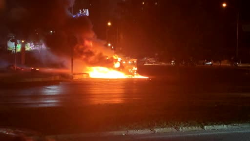 Alev topuna dönen otomobile ilk müdahale kadın itfaiyeciden