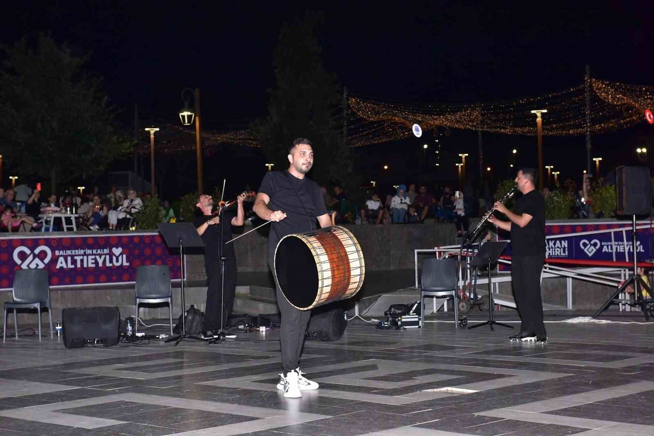 ALTIEYLÜL’DE MÜZİK DOLU GECE DE TRIO SAHNE ALDI