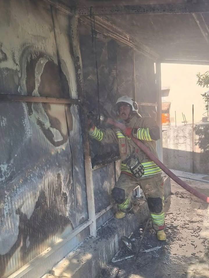 ALTINÖZÜ İLÇESİ BOYNUYOĞUN MAHALLESİ’NDE ÇIKAN KONTEYNER YANGINI EKİPLERİN MÜDAHALESİYLE KONTROL...