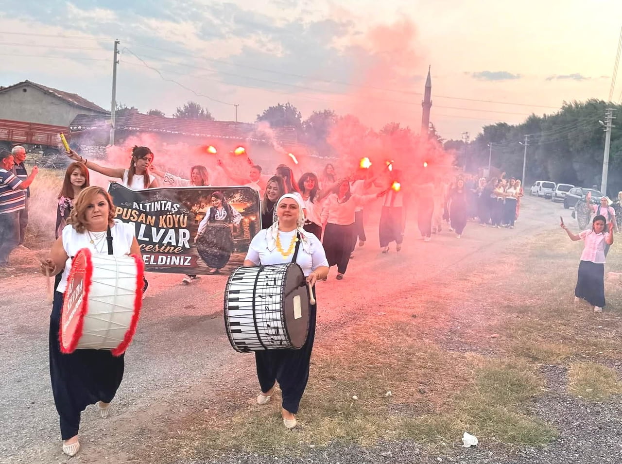 ALTINTAŞ’TA GELENEKSEL ŞALVAR GECESİ BULUŞMASI