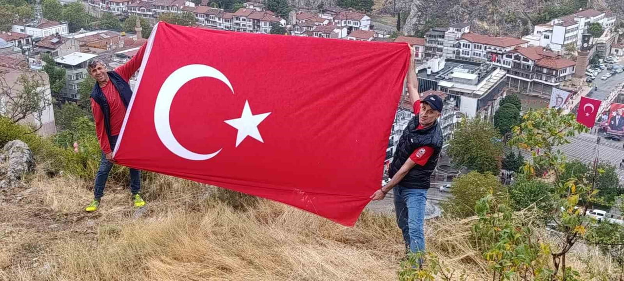 AMASYA’DA 30 AĞUSTOS ZAFER BAYRAMI COŞKUYLA KUTLANDI. YAĞMURLU HAVADA ŞEHRİN ZİRVESİNE ÇIKAN İKİ...