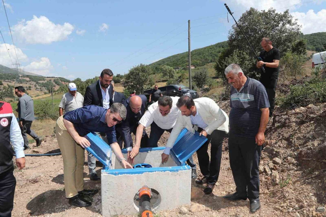 AMASYA’DA DİREKLİ KÖYÜNDE KAZI HAVUZUNDAN SAĞLANAN SUYUN BASINÇLI SULAMA SİSTEMİYLE 19 HEKTARLIK...