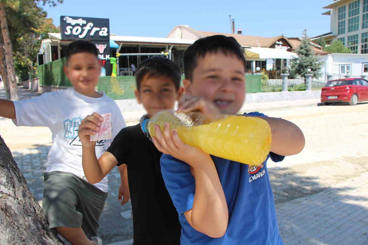 AMASYA’NIN MERZİFON İLÇESİNDE HARÇLIKLARIYLA LİMONATA TOZU ALIP İÇECEĞE DÖNÜŞTÜREREK SOKAKTA...