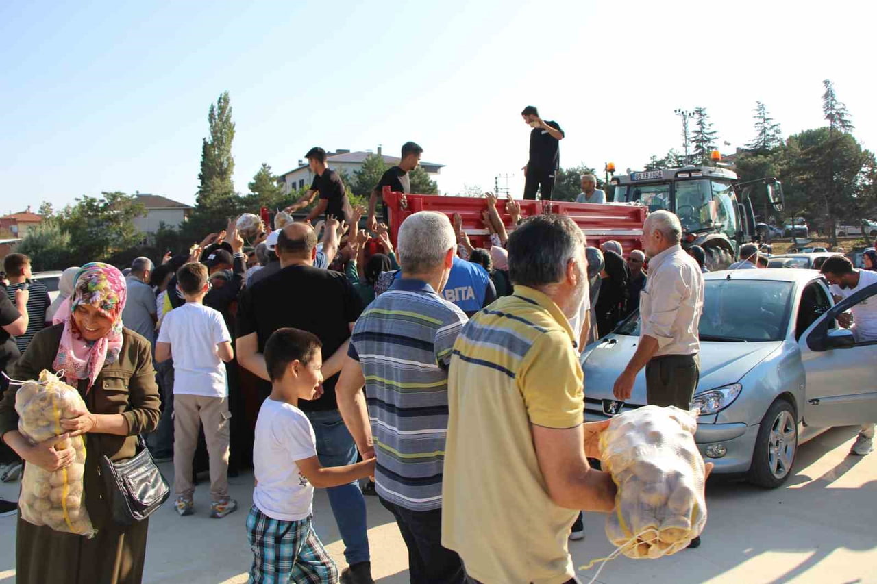 AMASYA’NIN SULUOVA İLÇESİNDE GEÇEN YIL TARLADA KALAN ÜRÜNÜNÜN İSRAF OLMAMASI İÇİN BİR RÖMORK...
