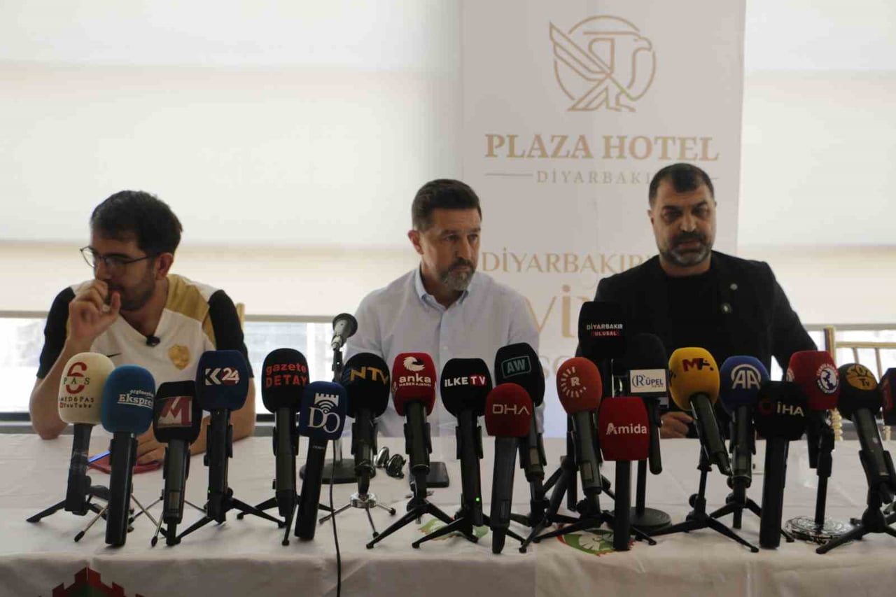 AMED SPORTİF FAALİYETLER TEKNİK DİREKTÖRÜ BESNİK HASİ VE FUTBOL ŞUBE SORUMLUSU NEDİM ŞİMŞEK BASIN...