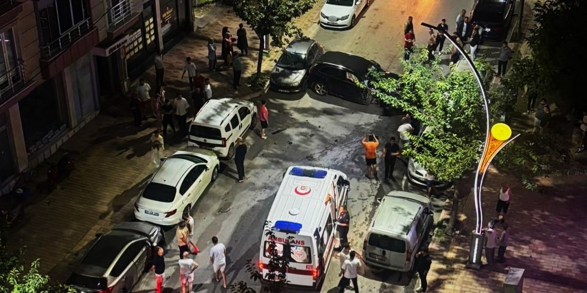 AMSUN'UN BAFRA İLÇESİNDE KONTROLDEN ÇIKAN OTOMOBİLİN YOL KENARINDA PARK HALİNDE BULUNAN 6 ARACA...