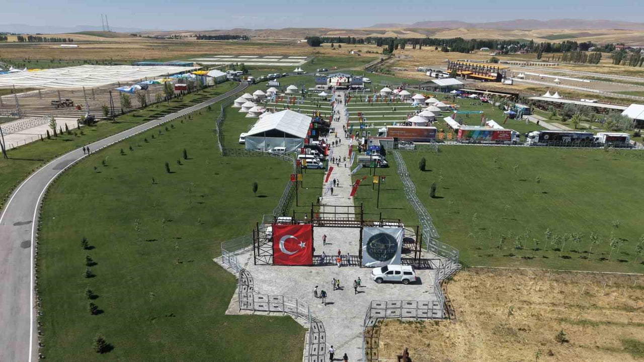 ANADOLU'NUN KAPILARINI TÜRKLERE AÇAN MALAZGİRT ZAFERİ'NİN 955'İNCİ YIL DÖNÜMÜ DOLAYISIYLA MUŞ'UN...