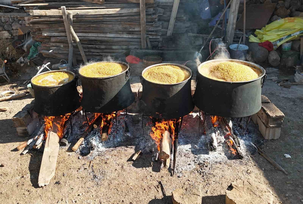 ANADOLU MUTFAĞININ VAZGEÇİLMEZ LEZZETLERİNDEN BULGURUN YAPIMI İÇİN YOZGAT’IN BÜYÜKMAHAL KÖYÜNDE...