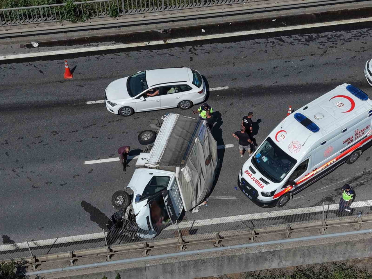 ANADOLU OTOYOLU ASARSUYU KÖPRÜSÜ ÜZERİNDE 2 TIR VE 1 KAMYONETİN KARIŞTIĞI ZİNCİRLEME KAZADA...