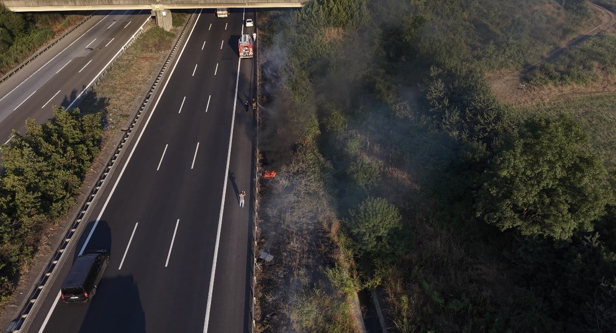 ANADOLU OTOYOLU DÜZCE GEÇİŞİNDE YOL KENARINA ATILAN İZMARİT YANGIN ÇIKARTTI