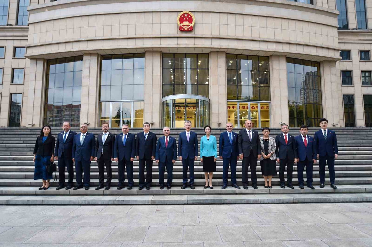 ANAYASA MAHKEMESİ BAŞKANI KADİR ÖZKAYA VE BERABERİNDEKİ HEYET, ÇİN YÜKSEK HALK MAHKEMESİNİN RESMİ...