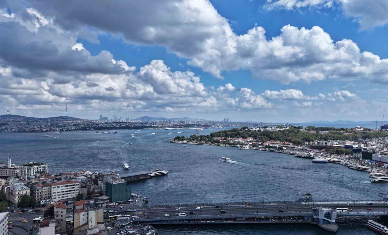 ANİ HAVA DEĞİŞİMİYLE BİRLİKTE GÖKYÜZÜNDE OLUŞAN HAREKETLİLİK, TARİHİ YARIMADA MANZARALI TİME-LAPSE...