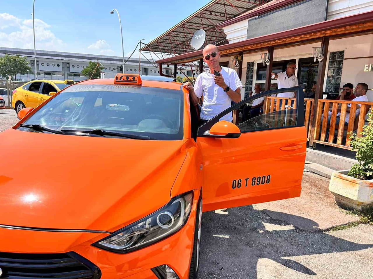 ANKARA'DA TAKSİCİLİK YAPAN ADEM KAYA, DOĞUŞTAN GELEN KENDİNE HAS GÜLÜŞÜYLE ÇEVRESİNDEKİLERİN...