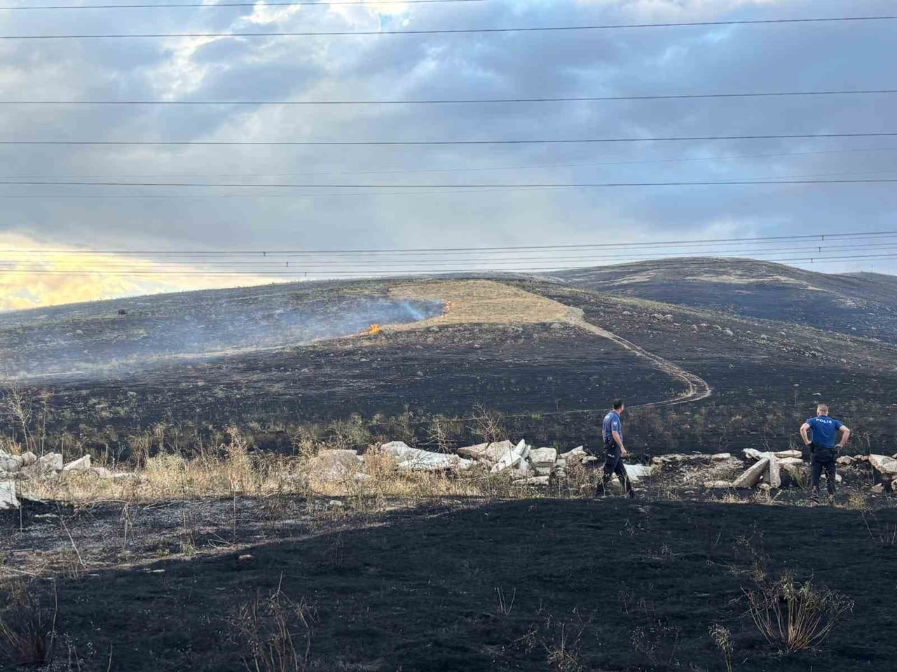 ANKARA'NIN SİNCAN İLÇESİNDE OTLUK ALANDA ÇIKAN YANGIN BÜYÜK ÖLÇÜDE KONTROL ALTINA ALINDI.