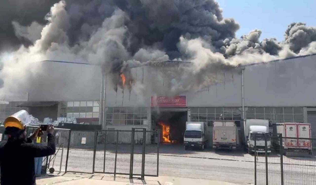 ANKARA'NIN YENİMAHALLE İLÇESİNDE BİR KARGO DEPOSUNDA ÇIKAN YANGIN İTFAİYE EKİPLERİNCE...