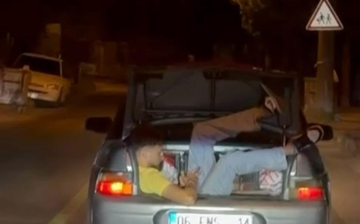 ANKARA’DA ARAÇ BAGAJINDA YOLCULUK YAPAN KİŞİ CEP TELEFONU KAMERASINA YANSIDI. HİÇBİR GÜVENLİK...