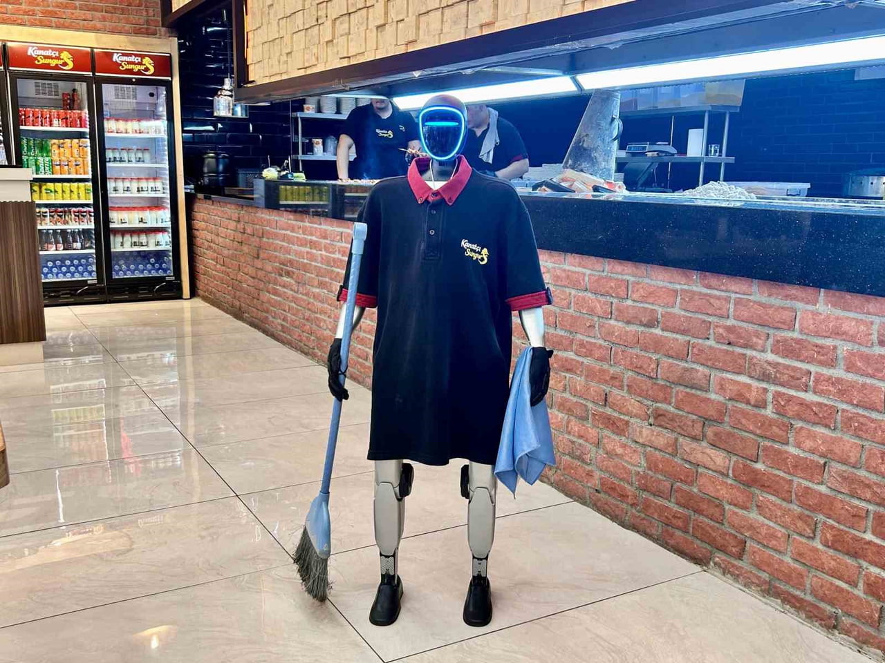 ANKARA’DA BİR RESTORANDA ROBOT GARSON OLAN “FİKO” İSİMLİ ROBOT, MÜŞTERİLERİN İLGİ ODAĞI OLDU....