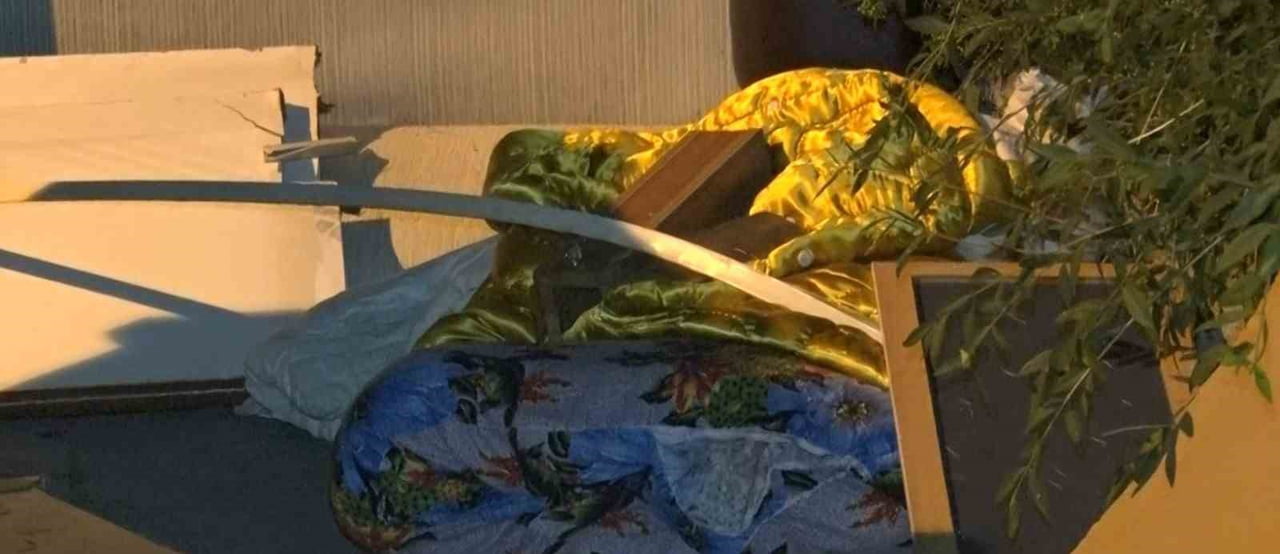 ANKARA’NIN ÇANKAYA İLÇESİNDE ÇÖP KONTEYNERLERİNİN YANINA BIRAKILMIŞ ESKİ YATAK VE SANDALYELER...