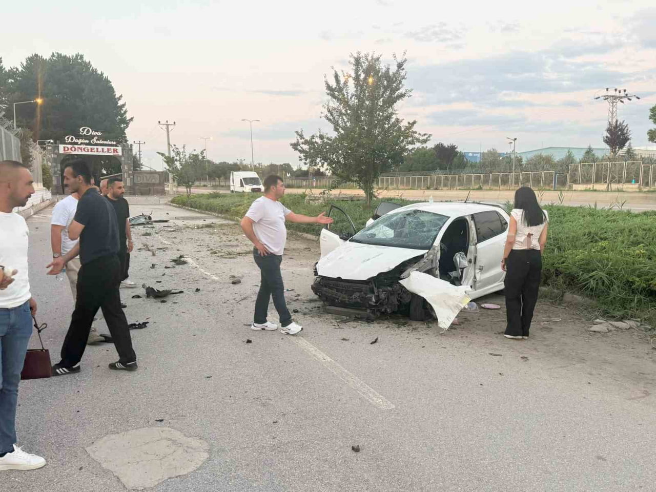 ANKARA’NIN ÇUBUK İLÇESİNDE SÜRÜCÜSÜNÜN DİREKSİYON HAKİMİYETİNİ KAYBETTİĞİ ARAÇ YOLDAN ÇIKARAK...