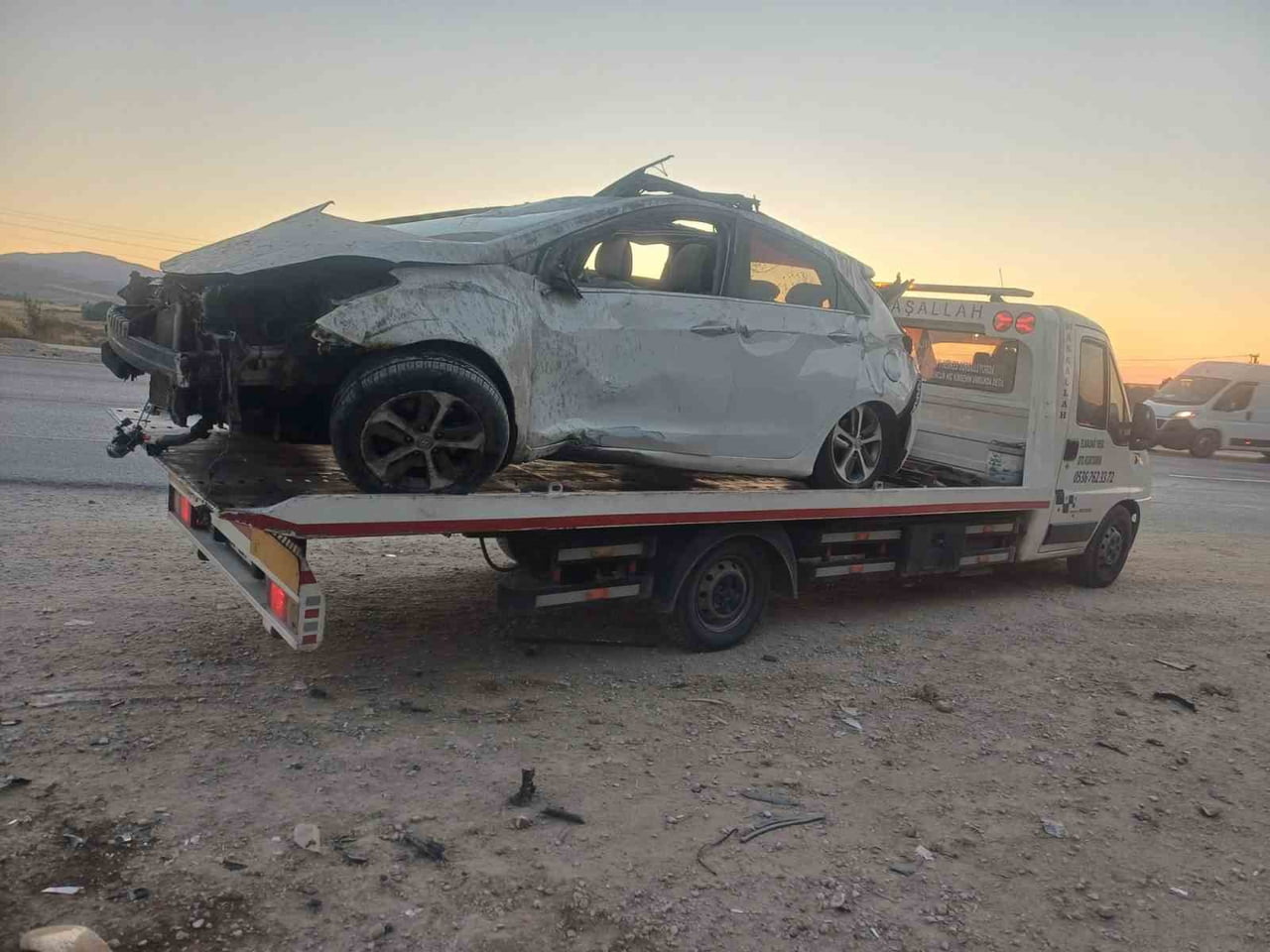 ANKARA’NIN ELMADAĞ İLÇESİNDE ANKARA-KIRIKKALE YOLU ÜZERİNDE KONTROLÜNÜ KAYBEDEN ARAÇ YOLDAN...