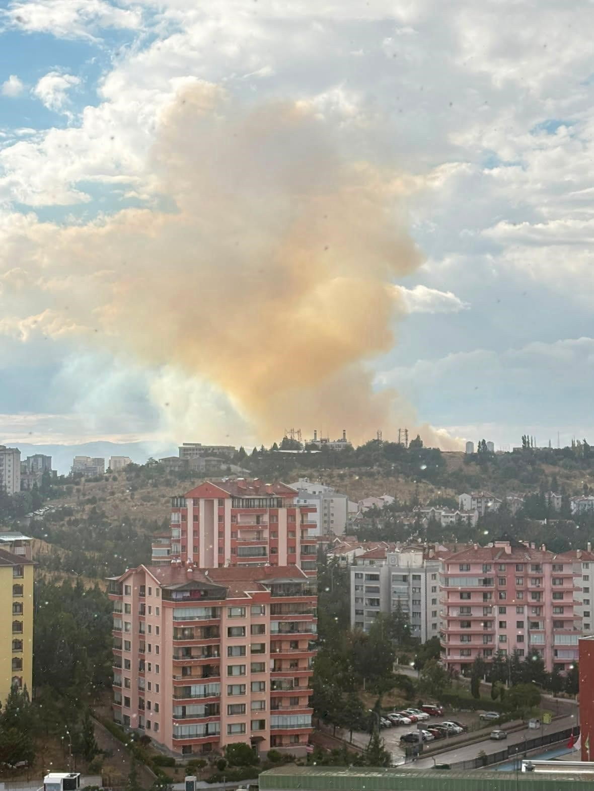 ANKARA’NIN ETİMESGUT İLÇESİNDE OTLUK ALANDA ÇIKAN YANGINA İTFAİYE EKİPLERİNİN MÜDAHALESİ DEVAM...