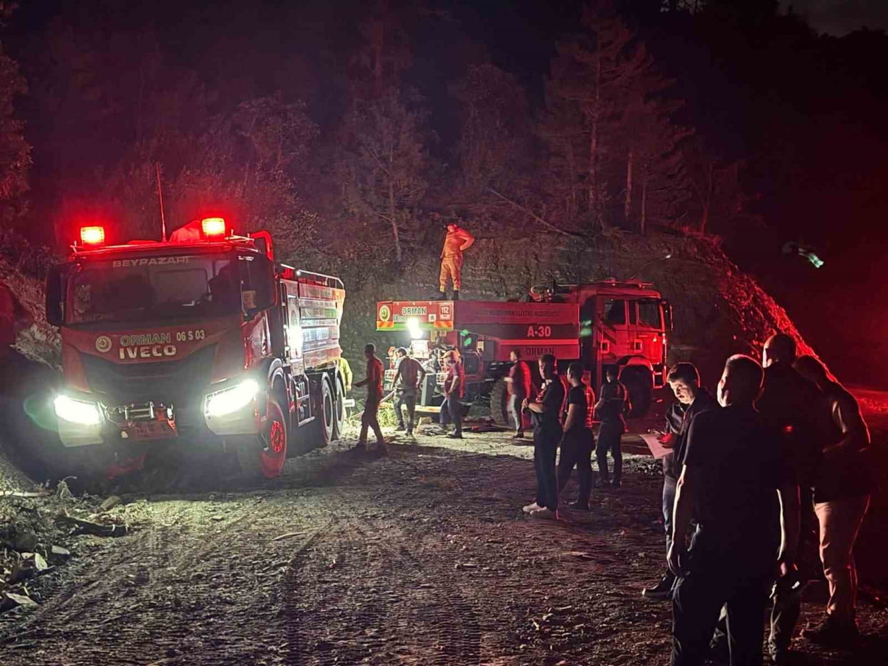 ANKARA’NIN NALLIHAN İLÇESİNE BAĞLI ÇALICAALAN BÖLGESİNDE MEYDANA GELEN ORMAN YANGINI, EKİPLERİN...