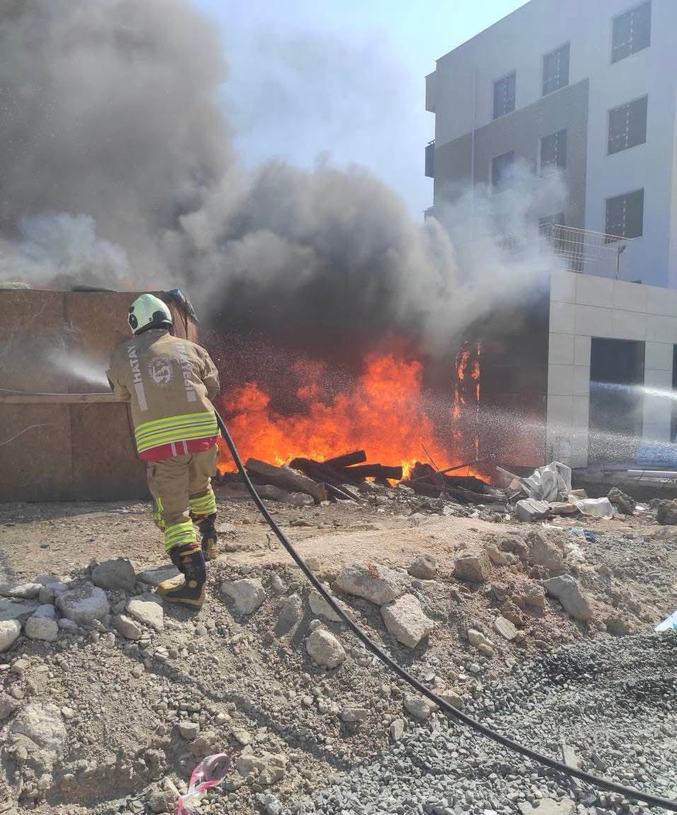 ANTAKYA’NIN SARAYKENT MAHALLESİ 75. YIL BULVARI’NDA ÇIKAN İNŞAAT MALZEMELERİ VE KULÜBE YANGINI...
