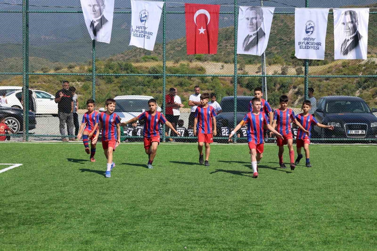 ANTAKYA’NIN YAYLACIK MAHALLESİ’NDE HİZMETE AÇILAN HALI SAHADA DÜZENLENEN FUTBOL TURNUVASINDA...
