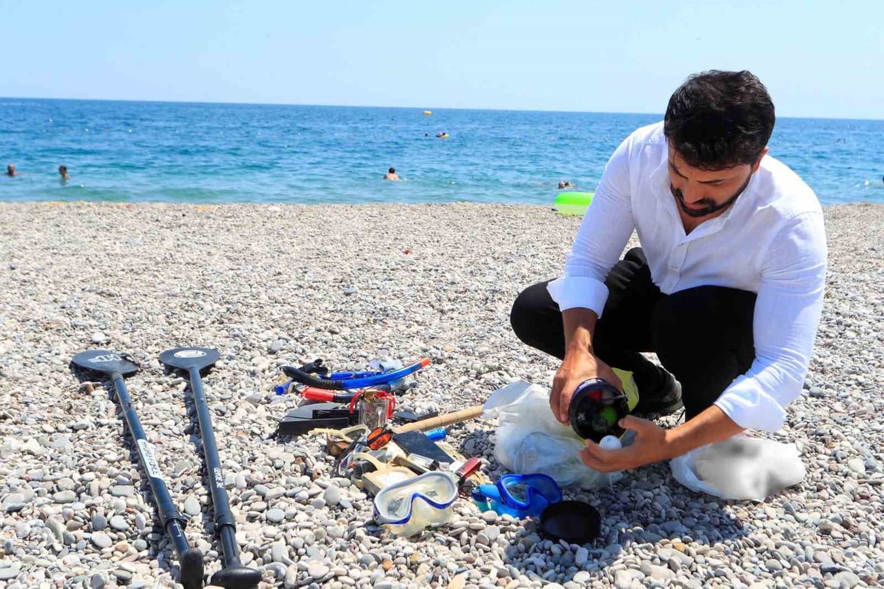 ANTALYA'DA 4 YIL ÖNCE HOBİ AMACIYLA DALIŞA BAŞLAYAN HÜSEYİN FIRAT, DENİZ DİBİNDEN ÇIKARDIĞI CEP...