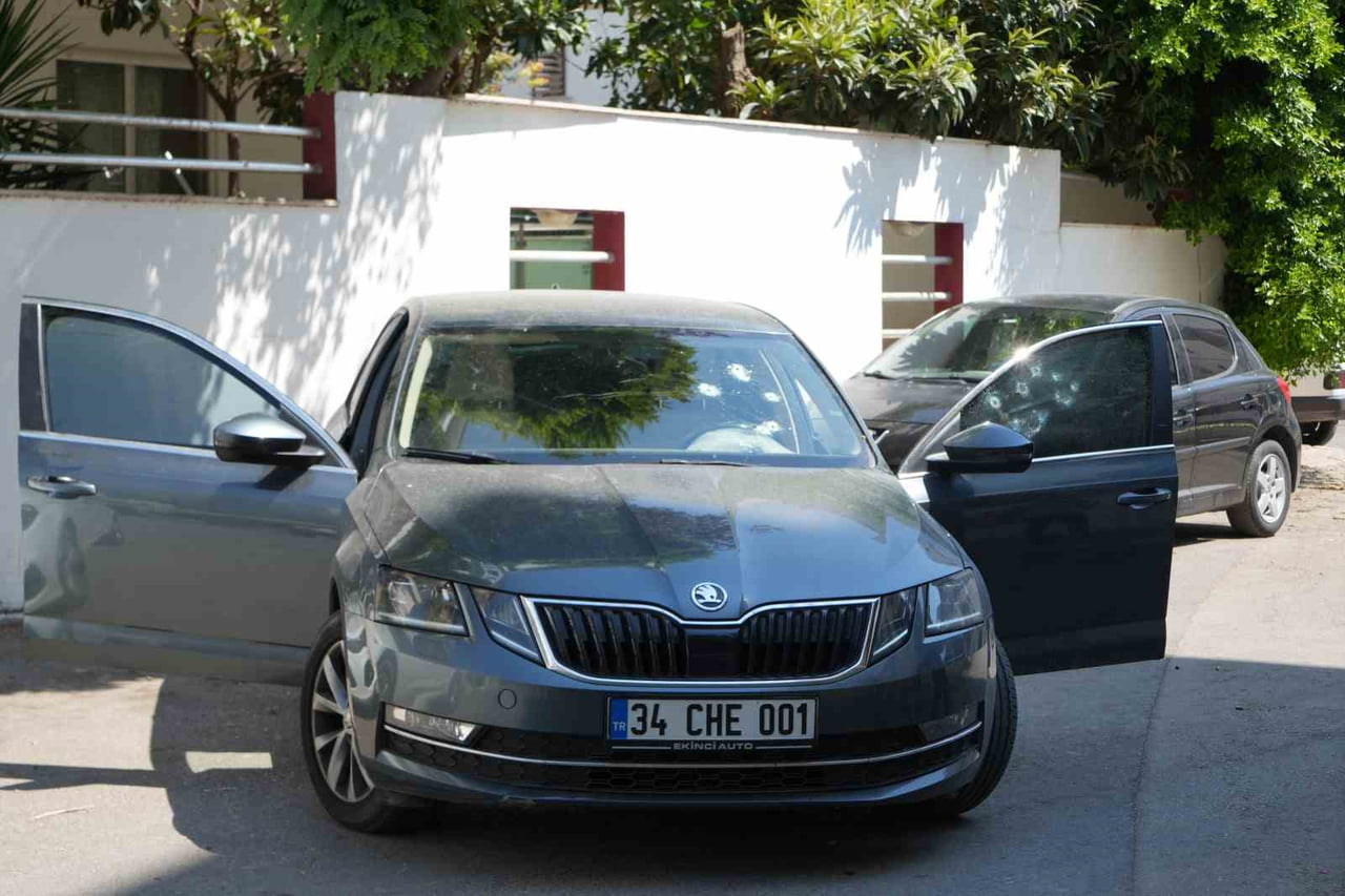 ANTALYA'DA BİR KİŞİ, OTOMOBİLİNDE UĞRADIĞI SİLAHLI SALDIRIDA AĞIR YARALANDI.