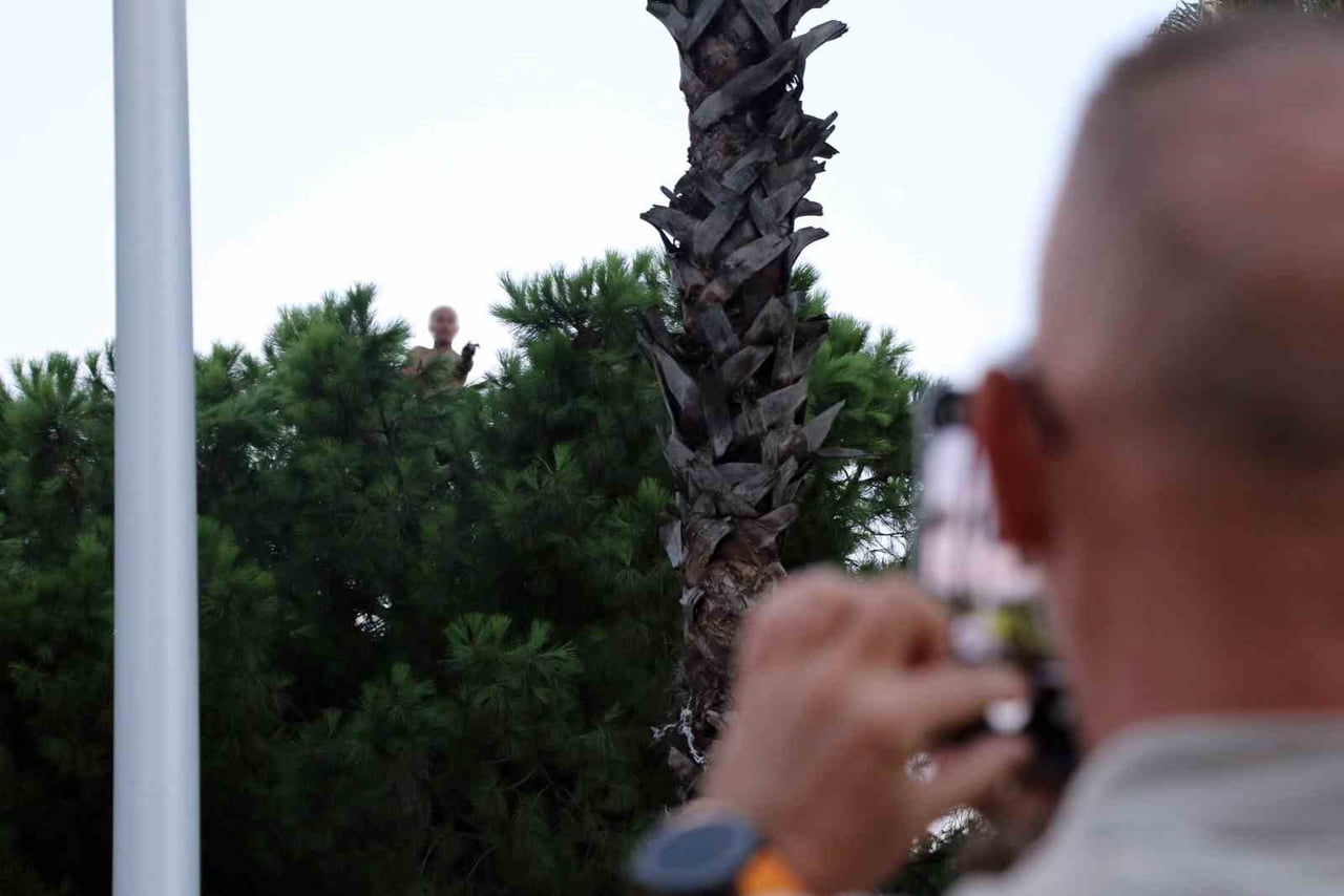 ANTALYA'DA BUNALIMA GİREN BİR KİŞİ, 10 METRELİK ÇAM AĞACININ EN ÜST NOKTASINA ÇIKINCA POLİSİ...