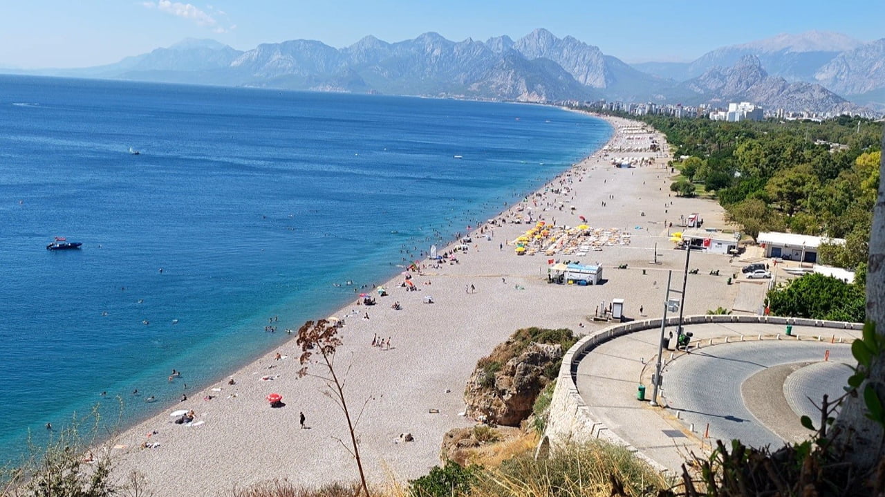 ANTALYA'DA ETKİLİ OLAN KUVVETLİ POYRAZ DENİZ YÜZEYİNDE VE KIYILARDA BİRİKEN KATI ATIKLAR İLE...