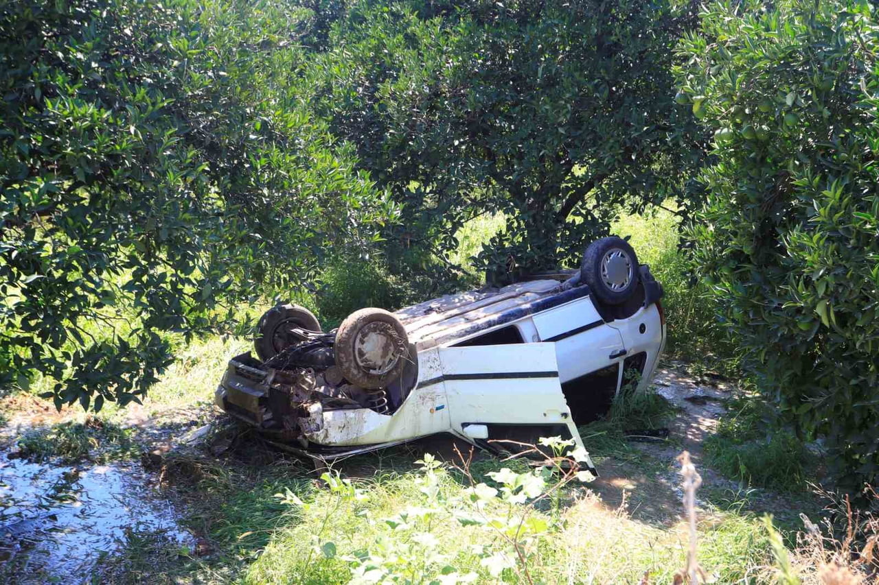 ANTALYA'DA SEYİR HALİNDEYKEN ÖNÜNE ÇIKAN KEDİYE ÇARPMAMAK İÇİN MANEVRA YAPAN OTOMOBİL SÜRÜCÜSÜ YOL...