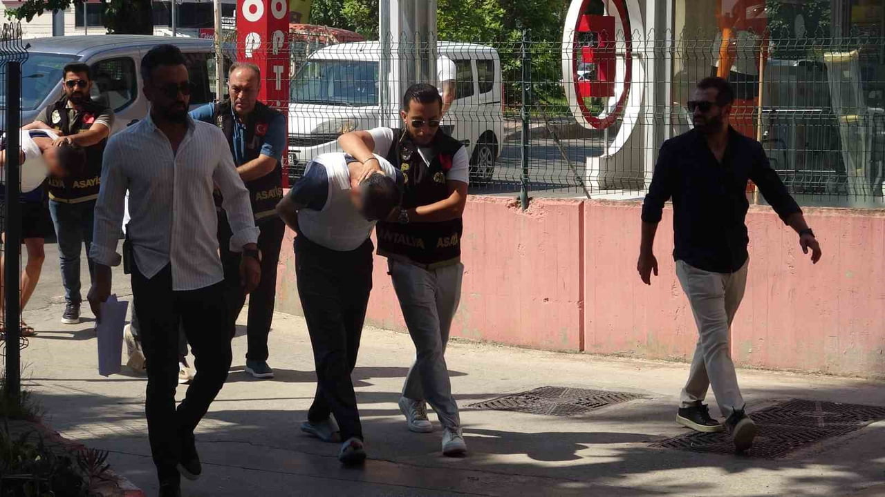 ANTALYA'DA VAN'DAN AĞABEYİNİ ZİYARETE GELEN 44 YAŞINDAKİ ŞAHSIN, OTOMOBİLİNDE UĞRADIĞI SİLAHLI...