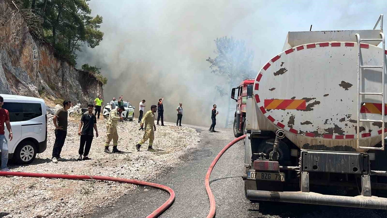 ANTALYA'NIN ALANYA İLÇESİNDE ÇIKAN ORMAN YANGININA EKİPLER, HAVADAN VE KARADAN MÜDAHALE...