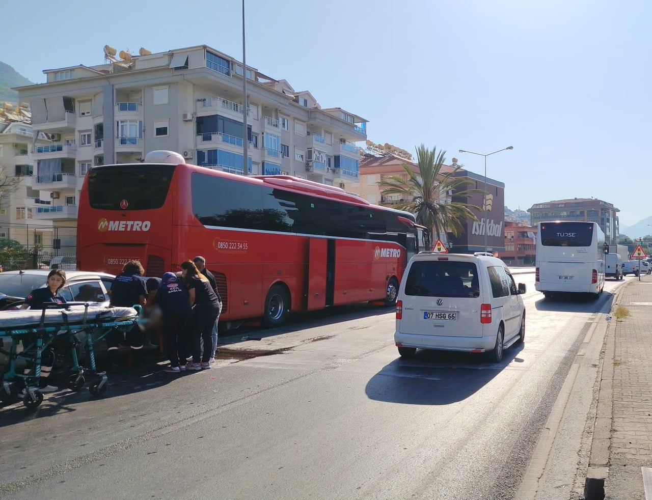 ANTALYA'NIN ALANYA İLÇESİNDE OTOMOBİLİN ŞEHİRLERARASI YOLCU OTOBÜSÜNE ÇARPMASI SONUCU MEYDANA...