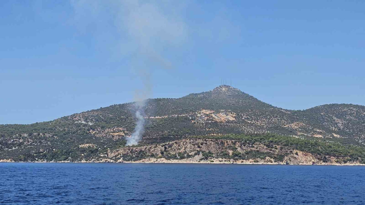 ANTALYA'NIN KAŞ İLÇESİNDE MAKİLİK ALANDA ÇIKAN YANGIN, EKİPLERİN HIZLI MÜDAHALESİYLE KISA SÜREDE...