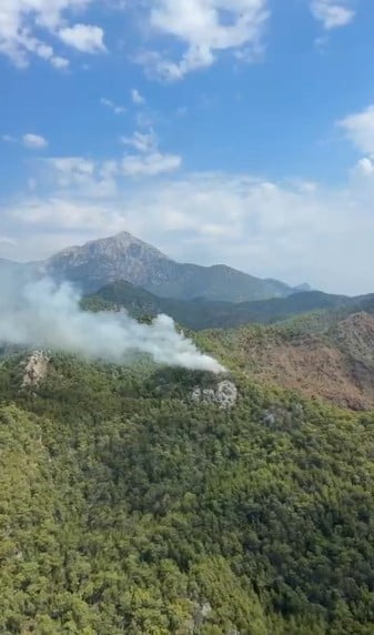ANTALYA'NIN KEMER İLÇESİNDE ORMAN YANGINI ÇIKTI. YANGINA HAVADAN VE KARADAN MÜDAHALEDE...