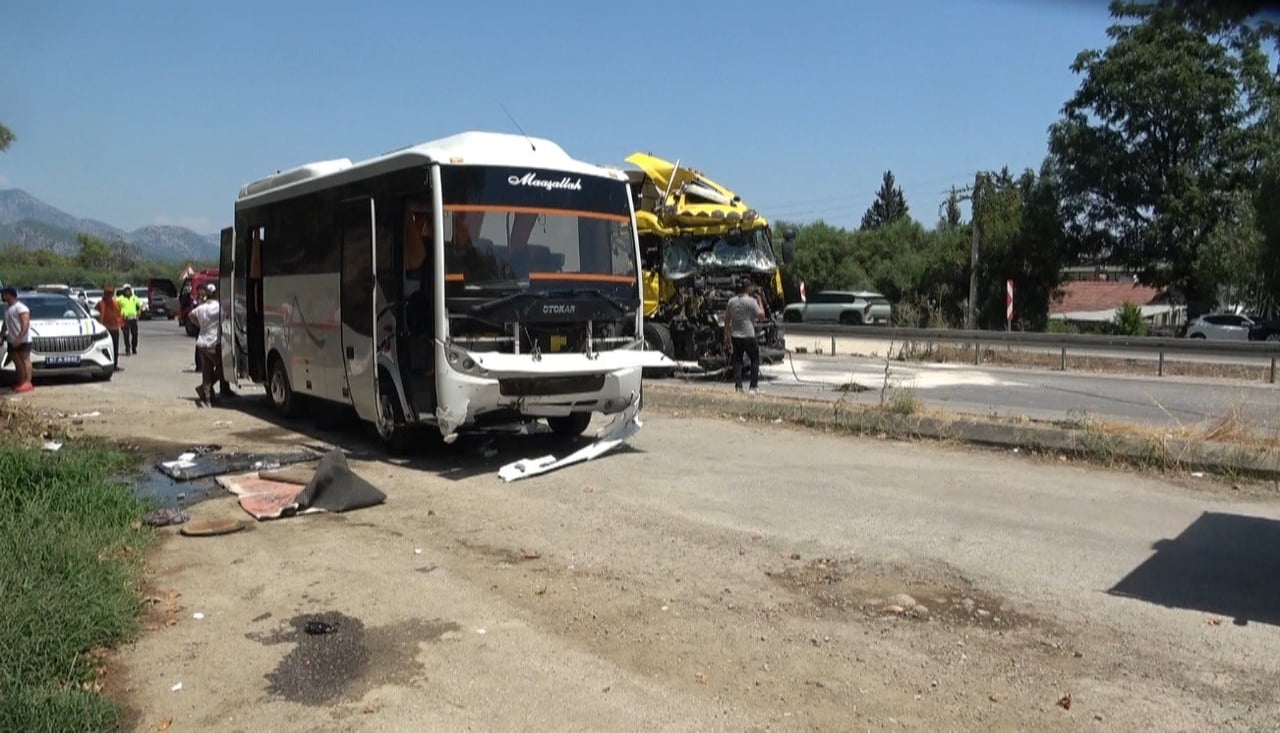 ANTALYA'NIN KEMER İLÇESİNDE YOLCU İNDİRMEK İÇİN DURAN OTOBÜSÜNE AYNI YÖNDE SEYİR HALİNDEKİ TIRIN...