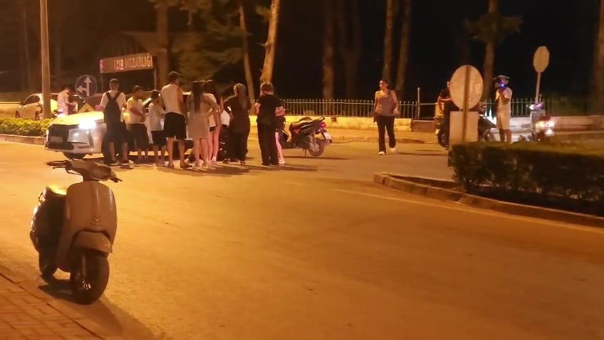 ANTALYA'NIN MANAVGAT İLÇESİ'NDE  MANEVRA YAPARAK DÖNMEYE ÇALIŞAN OTOMOBİLE MOTOSİKLETİN ÇARPMASI...