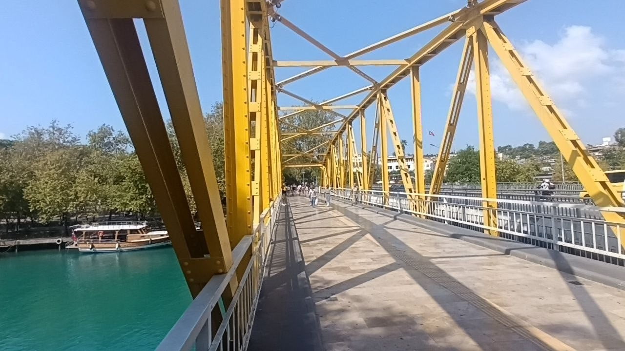 ANTALYA'NIN MANAVGAT İLÇESİNDE BAZI GENÇLER VE ÇOCUKLAR, "KÖPRÜDEN ATLAMAK TEHLİKELİ VE YASAKTIR"...