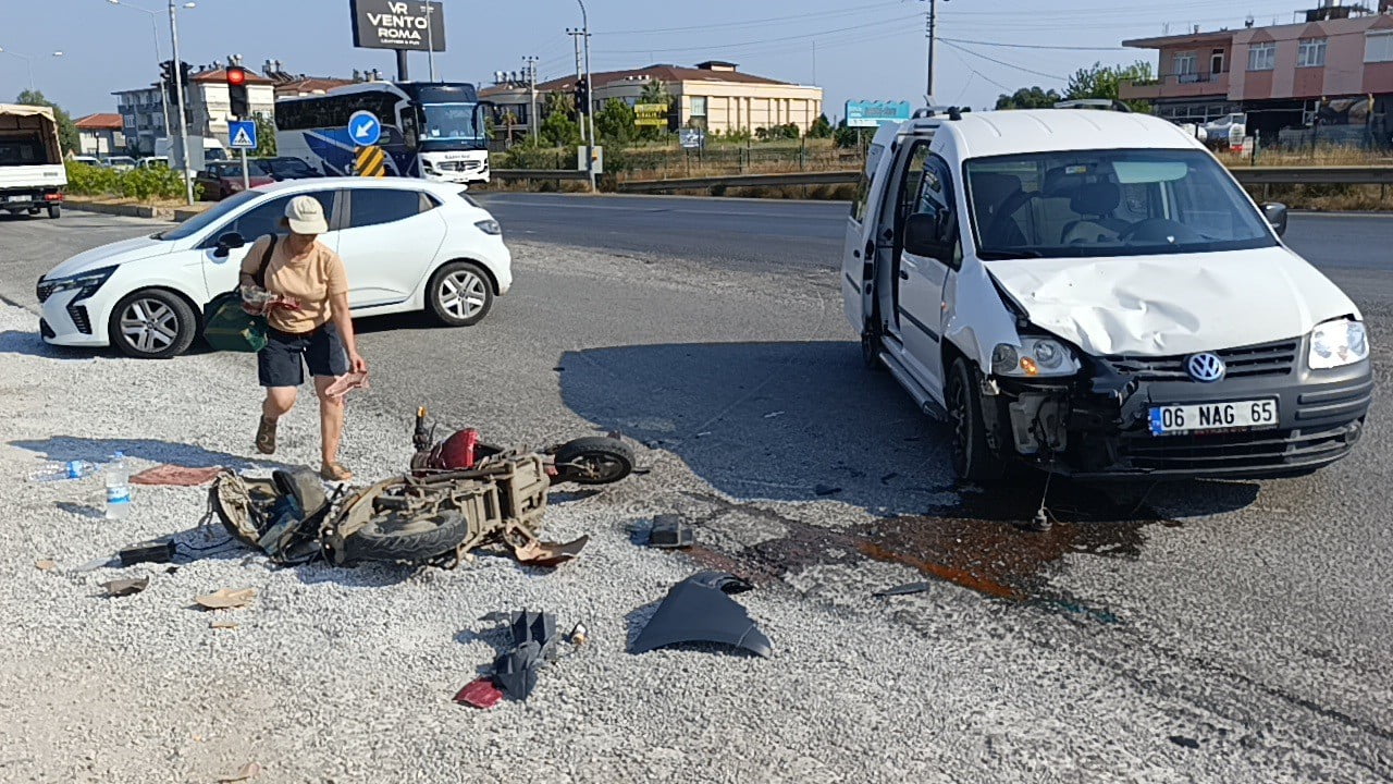 ANTALYA'NIN MANAVGAT İLÇESİNDE HAFİF TİCARİ ARACIN ELEKTRİKLİ BİSİKLET İLE ÇARPIŞMASI SONUCU...
