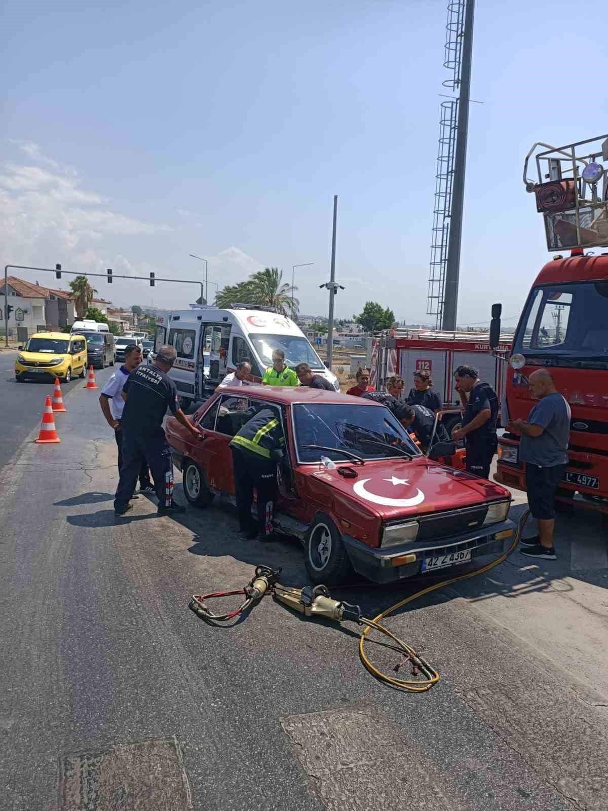 ANTALYA'NIN MANAVGAT İLÇESİNDE İKİ OTOMOBİLİN ÇARPIŞMASI SONUCU MEYDANA GELEN TRAFİK KAZASINDA 1...