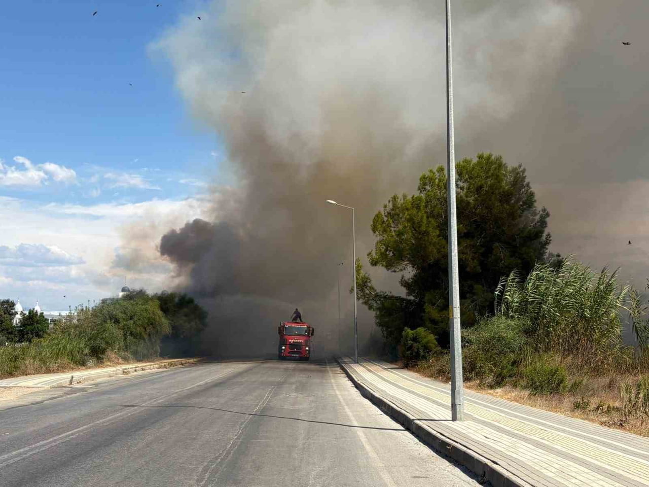 ANTALYA'NIN MANAVGAT İLÇESİNDE SORGUN-SİDE YOLU ÜZERİNDE YOL KENARINDA  BAŞLAYAN VE BÜYÜYEREK...