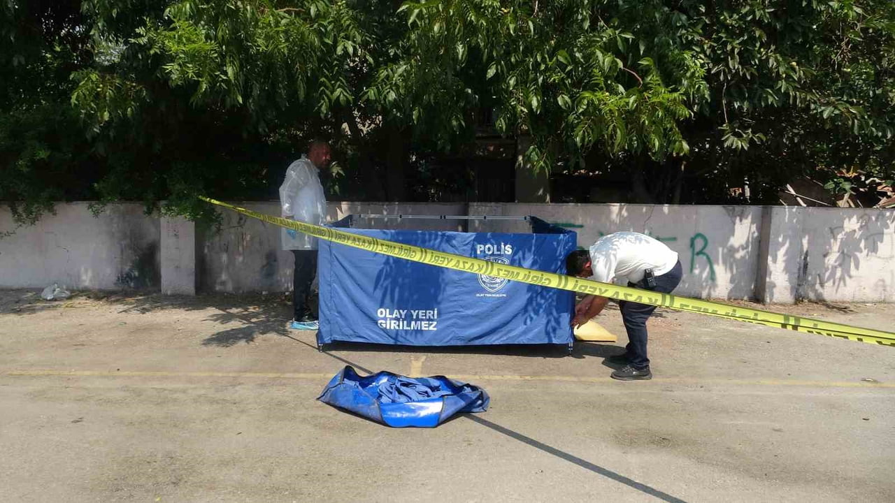 ANTALYA'NIN MURATPAŞA İLÇESİNDE PAZAR ALANINDA BİR ERKEK ÖLÜ BULUNDU. ÜZERİNDEN KİMLİK ÇIKMAYAN...