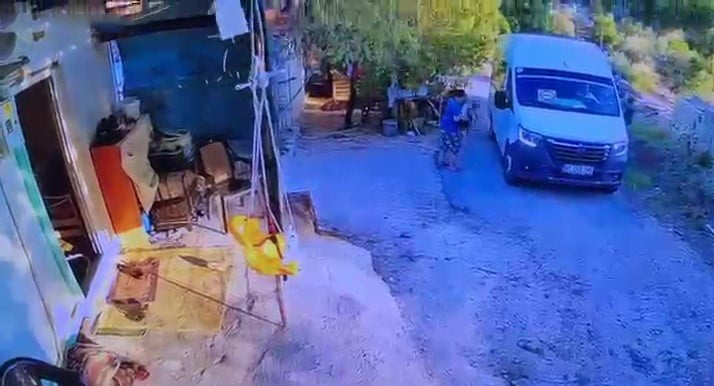 ANTALYA'NIN SERİK İLÇESİNDE SERVİS MİNİBÜSÜ İLE EVİNİN ÖNÜNDE GERİ MANEVRA YAPAN BABA, 1.5...